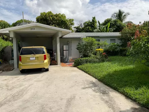211 NE 27th Ave, Boynton Beach, FL 33435