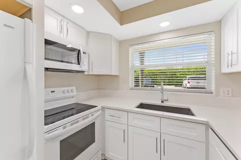 Kitchen - 478 Tequesta Dr #115, Tequesta, FL 33469 photo 2 of 2