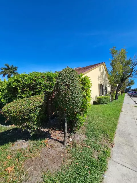 491 Springdale Cir, Palm Springs, FL 33461