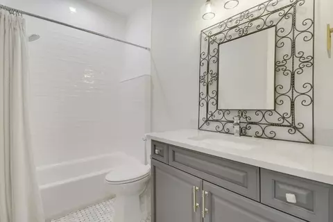Bath - 513 SW Ocean Blvd, Stuart, FL 34994 photo 2 of 3