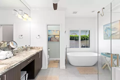 Bath - 4210 NE 23rd Ave, Lighthouse Point, FL 33064 photo 2 of 5