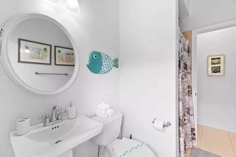 Bath - 4210 NE 23rd Ave, Lighthouse Point, FL 33064 photo 1 of 5
