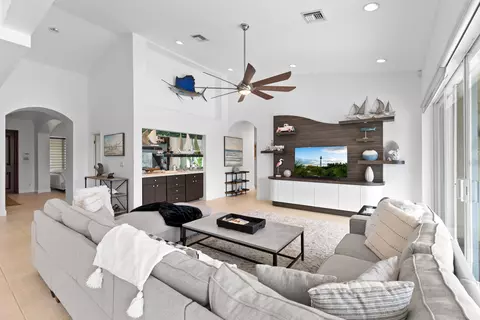 Living - 4210 NE 23rd Ave, Lighthouse Point, FL 33064 photo 2 of 4