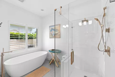 Bath - 4210 NE 23rd Ave, Lighthouse Point, FL 33064 photo 3 of 5