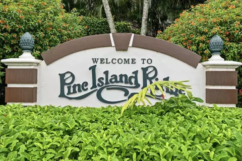 9325 Lagoon Pl #405, Davie, FL 33324