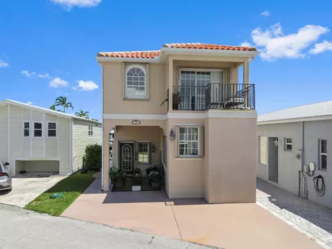 37 Nettles Blvd, Jensen Beach, FL 34957