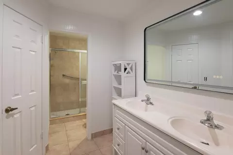 Bath - 2918 SE Fairway W, Stuart, FL 34997 photo 1 of 1