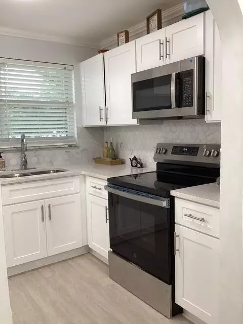 8300 Sunrise Lakes Blvd #206, Sunrise, FL 33322