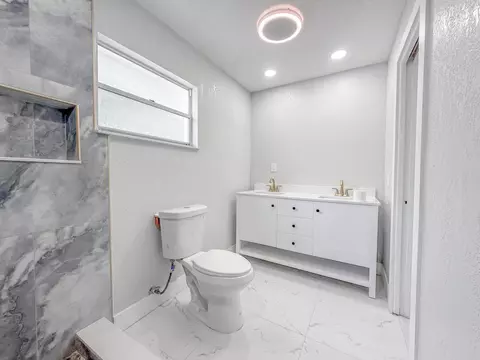 Bath - 2428 SW 18th Ct, Okeechobee, FL 34974 photo 1 of 4