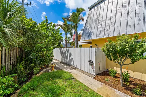 Exterior - 141 E Riverside Dr #6A, Jupiter, FL 33469 photo 4 of 7