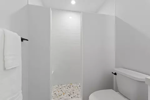 Bath - 141 E Riverside Dr #6A, Jupiter, FL 33469 photo 3 of 4