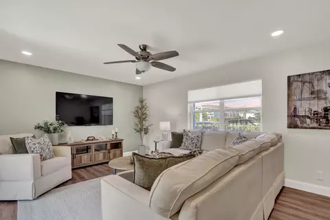 Living - 35 SE Beech Tree Ln, Stuart, FL 34994 photo 2 of 3