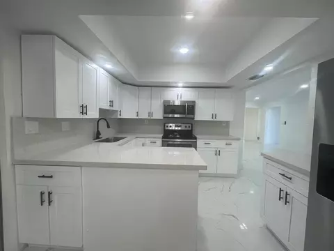 3290 NW 39th St, Lauderdale Lakes, FL 33309