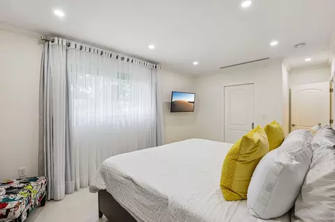 Bedroom - 2601 NE 18th St, Pompano Beach, FL 33062 photo 3 of 10