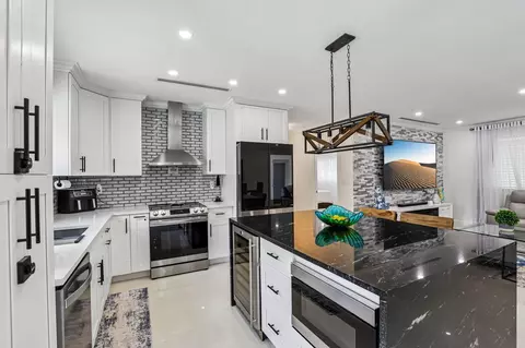 Kitchen - 2601 NE 18th St, Pompano Beach, FL 33062 photo 4 of 9