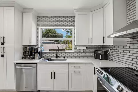 Kitchen - 2601 NE 18th St, Pompano Beach, FL 33062 photo 6 of 9