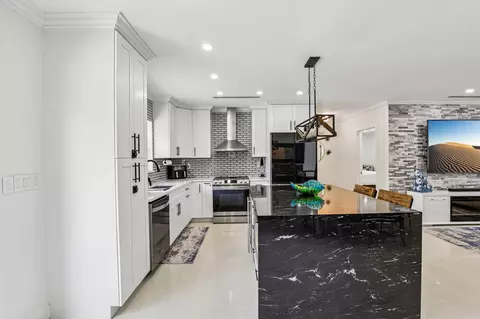 Kitchen - 2601 NE 18th St, Pompano Beach, FL 33062 photo 3 of 9