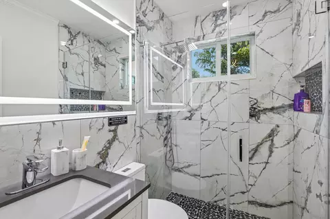 Bath - 2601 NE 18th St, Pompano Beach, FL 33062 photo 4 of 8