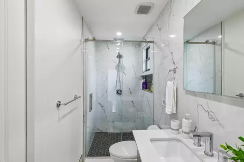 Bath - 2601 NE 18th St, Pompano Beach, FL 33062 photo 5 of 8
