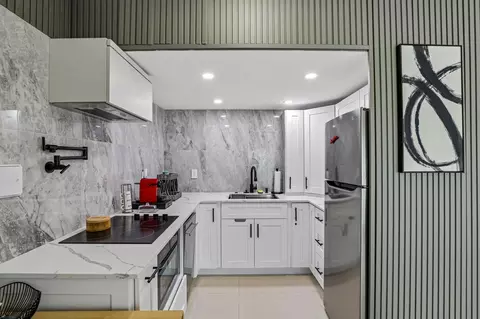 Kitchen - 2601 NE 18th St, Pompano Beach, FL 33062 photo 7 of 9