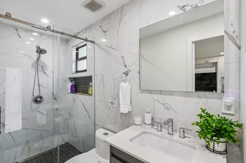 Bath - 2601 NE 18th St, Pompano Beach, FL 33062 photo 6 of 8