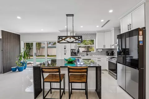 Kitchen - 2601 NE 18th St, Pompano Beach, FL 33062 photo 2 of 9