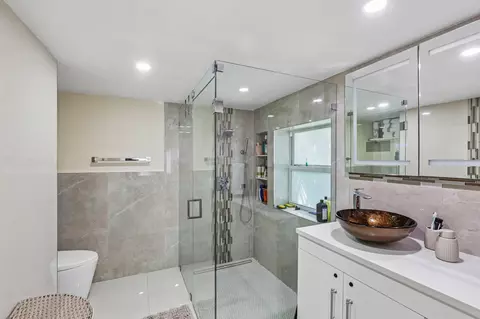 Bath - 2601 NE 18th St, Pompano Beach, FL 33062 photo 7 of 8