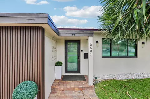 Exterior - 2601 NE 18th St, Pompano Beach, FL 33062 photo 4 of 12