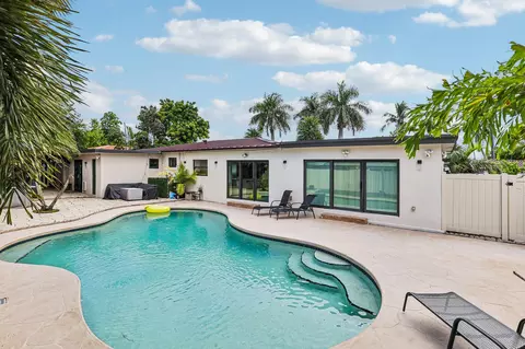 Exterior - 2601 NE 18th St, Pompano Beach, FL 33062 photo 6 of 12