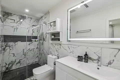 Bath - 2601 NE 18th St, Pompano Beach, FL 33062 photo 3 of 8