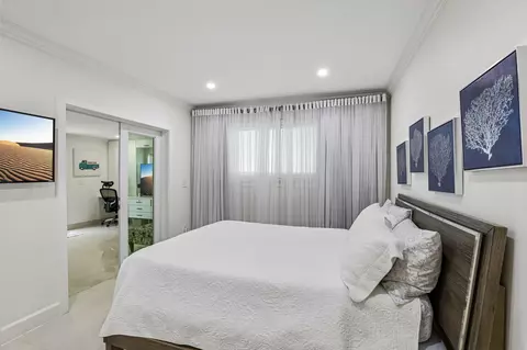 Bedroom - 2601 NE 18th St, Pompano Beach, FL 33062 photo 4 of 10