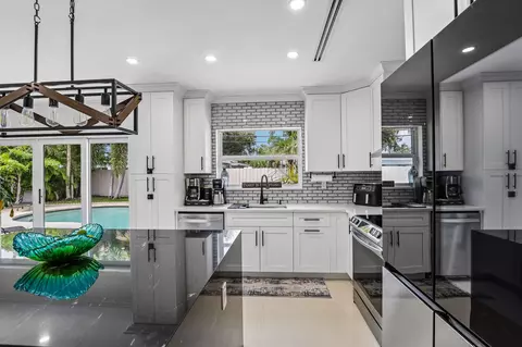 Kitchen - 2601 NE 18th St, Pompano Beach, FL 33062 photo 5 of 9