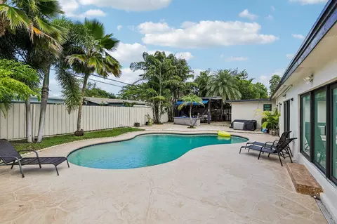 Exterior - 2601 NE 18th St, Pompano Beach, FL 33062 photo 5 of 12