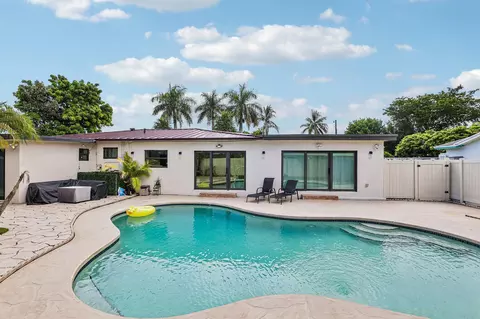 Exterior - 2601 NE 18th St, Pompano Beach, FL 33062 photo 7 of 12