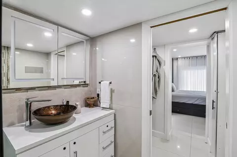 Bath - 2601 NE 18th St, Pompano Beach, FL 33062 photo 8 of 8