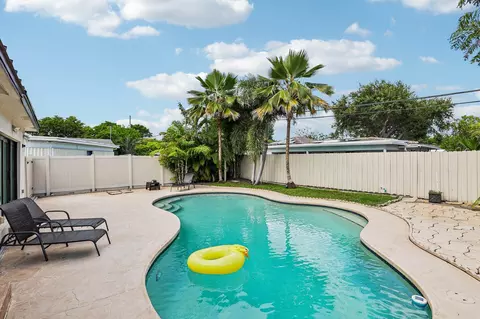 Exterior - 2601 NE 18th St, Pompano Beach, FL 33062 photo 9 of 12
