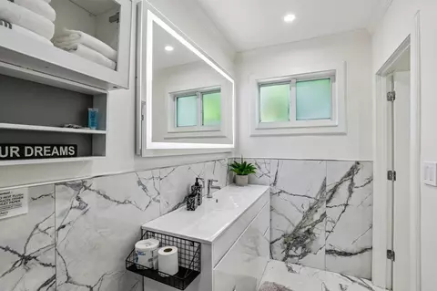 Bath - 2601 NE 18th St, Pompano Beach, FL 33062 photo 2 of 8
