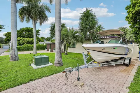 Exterior - 2601 NE 18th St, Pompano Beach, FL 33062 photo 3 of 12