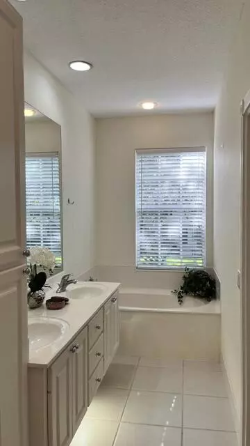 Bath - 109 Ashley Ct, Jupiter, FL 33458 photo 3 of 4
