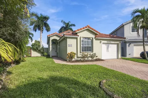 10627 NW 7th St, Pembroke Pines, FL 33026