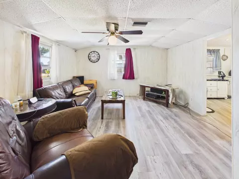 Living - 10601 SE 125th Trl, Okeechobee, FL 34974 photo 3 of 4