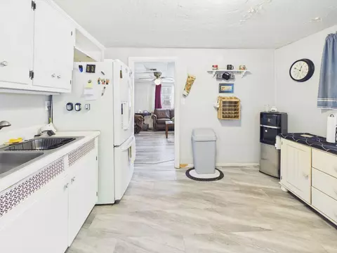 Kitchen - 10601 SE 125th Trl, Okeechobee, FL 34974 photo 3 of 3