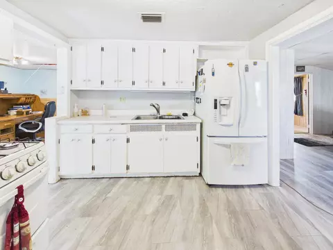 Kitchen - 10601 SE 125th Trl, Okeechobee, FL 34974 photo 1 of 3