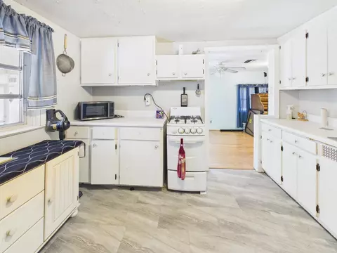 Kitchen - 10601 SE 125th Trl, Okeechobee, FL 34974 photo 2 of 3