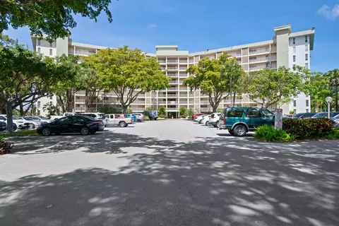 3051 N Course Dr #211, Pompano Beach, FL 33069
