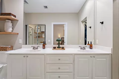 Bath - 68 Live Oak Cir, Tequesta, FL 33469 photo 3 of 4