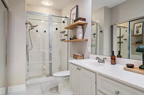 Bath - 68 Live Oak Cir, Tequesta, FL 33469 photo 4 of 4