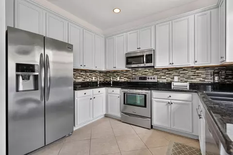 Kitchen - 319 E Bay Cedar Cir, Jupiter, FL 33458 photo 3 of 3