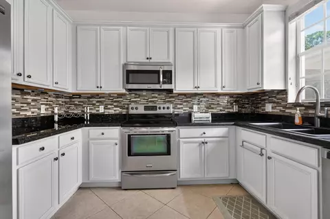 Kitchen - 319 E Bay Cedar Cir, Jupiter, FL 33458 photo 2 of 3