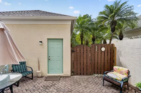 Exterior - 319 E Bay Cedar Cir, Jupiter, FL 33458 photo 4 of 7